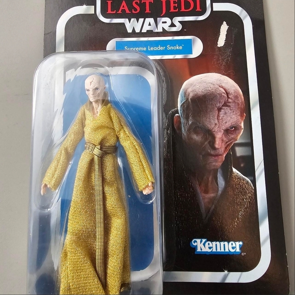 Supreme Leader SNOKE, In Gold Gown. #starwars